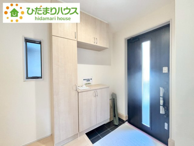 野田市中野台5期　新築戸建　1号棟の内装|飾り棚としても演出できるコの字型の下駄箱で、お客様を心地よくお迎え♪							
