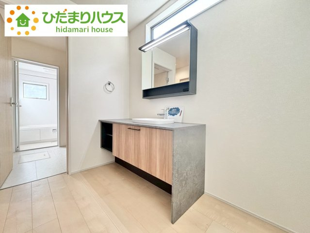 野田市中野台5期　新築戸建　1号棟の独立洗面台|ゆったりとした洗面所で、忙しい朝の支度もストレスなくできますね♪							
