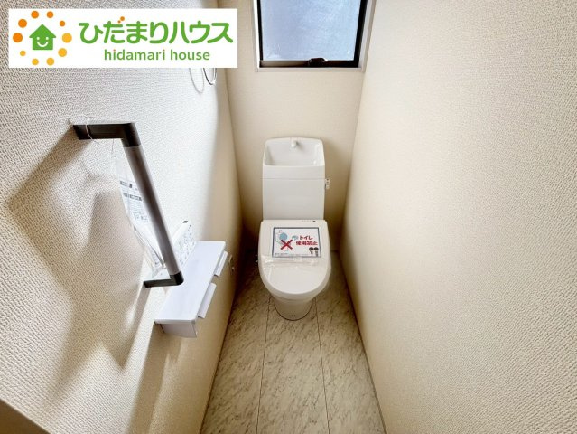 野田市中野台5期　新築戸建　1号棟のトイレ|小窓が付いているので、トイレも明るい空間になっております♪							
