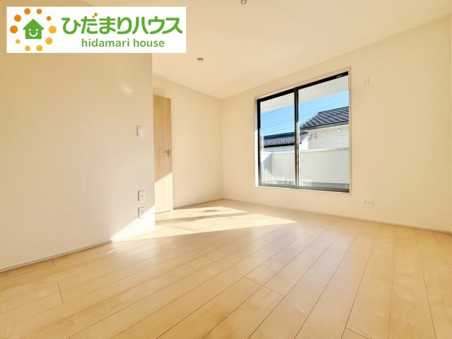 野田市中野台5期　新築戸建　1号棟の洋室|バルコニーに面していて、たっぷり光りの入る明るい主寝室です！							
