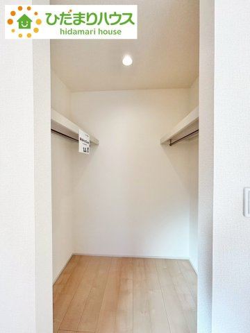 野田市中野台5期　新築戸建　1号棟の収納|"ママに人気のウォークインクローゼット付き！コートやジャケットはもちろん、季節物や布団なども全部収納できちゃいます(^^)/"							
