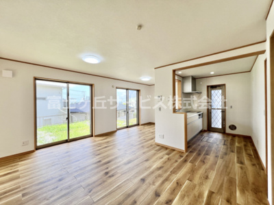 【居間・リビング】 | 三島市佐野見晴台2丁目 中古戸建て | ゆったりとしたリビングです