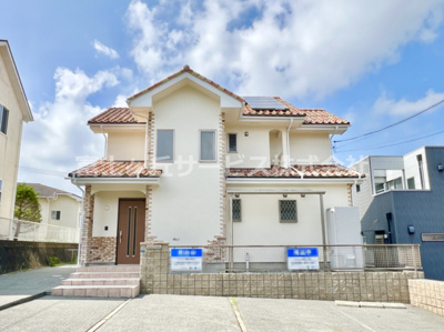 【外観】 | 三島市佐野見晴台2丁目 中古戸建て | 4LDK、庭付き再生住宅が月々6万円台から登場です！駐車並列4台可能の広々敷地85坪です！お庭の日当たり良好です！