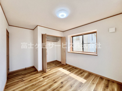 【寝室】 | 三島市佐野見晴台2丁目 中古戸建て | 使い勝手のいい寝室です