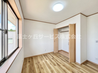 【洋室】 | 三島市佐野見晴台2丁目 中古戸建て | 明るい洋室です