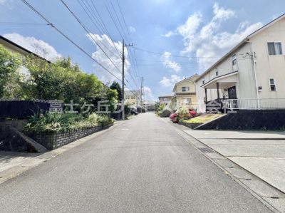 【前面道路含む現地写真】 | 三島市佐野見晴台2丁目 中古戸建て | 前面道路含む現地写真です