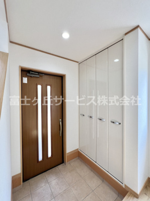 【玄関】 | 三島市佐野見晴台2丁目 中古戸建て | 毎日通る玄関はこちらです