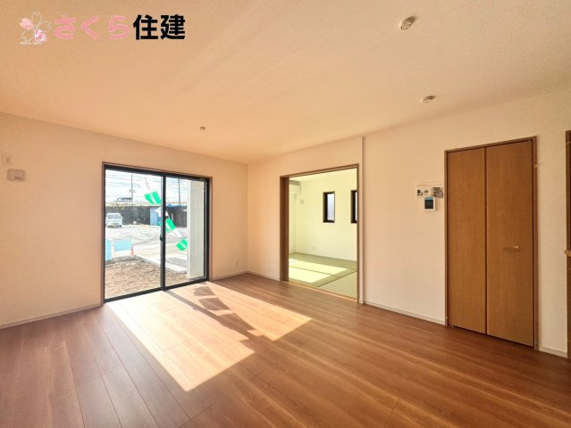 いろどりアイタウン栃木市平柳町３丁目22-P2　７号棟の居間・リビング|広々15.5帖LDLは南向きで日当たり良好。ゆったりとした時間の流れる開放的なくつろぎの空間	