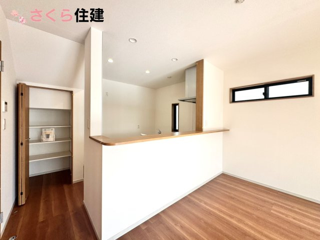 いろどりアイタウン栃木市平柳町３丁目22-P2　７号棟のキッチン|対面式システムキッチン。リビングを見渡せるキッチンで家族の様子をうかがいながら料理がはかどりそう！