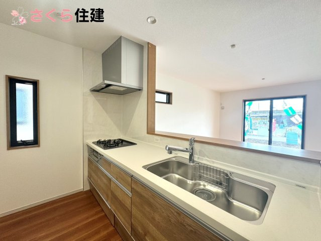 いろどりアイタウン栃木市平柳町３丁目22-P2　７号棟のキッチン|お子様と並んで料理をしても余裕のゆとりのキッチン。お子様と一緒に料理も叶いますよ♪
			