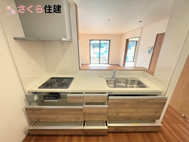 いろどりアイタウン栃木市平柳町３丁目22-P2　７号棟のキッチン|キッチン下収納は奥まで引き出せるので、大きく屈まなくても楽に必要なものがパッと取り出せます。