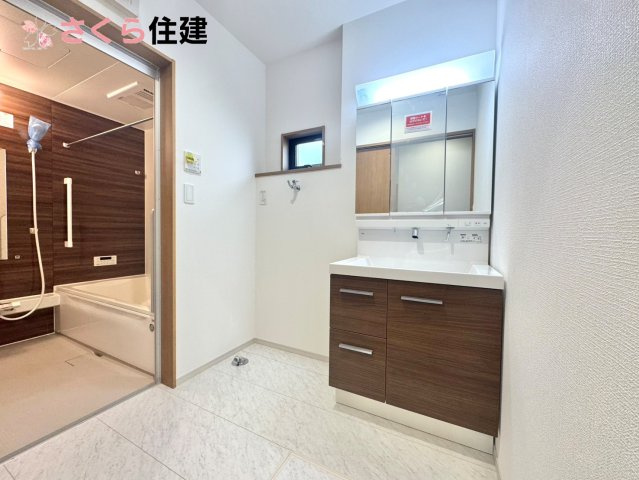 いろどりアイタウン栃木市平柳町３丁目22-P2　７号棟の独立洗面台|ゆとりある広さの洗面所。両サイド収納の洗面台で、二人ならんで同時の身支度もスムーズです