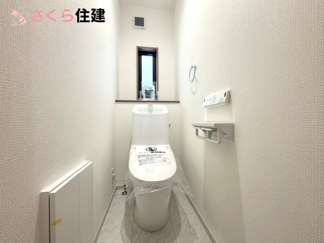 いろどりアイタウン栃木市平柳町３丁目22-P2　７号棟のトイレ|トイレは各階完備。夜、トイレに起きても、2階の寝室から1階のトイレに降りる必要はありません。