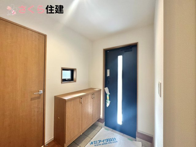 いろどりアイタウン栃木市平柳町３丁目22-P2　７号棟の玄関|人を迎え入れる最初の場所は清潔感がある空間にして、帰った時も『我が家』を最初に感じて貰える素敵な空間