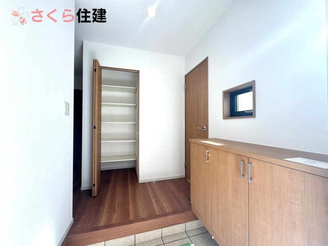 いろどりアイタウン栃木市平柳町３丁目22-P2　７号棟の玄関|玄関がいつも片づく大型シューズボックス。お子様の靴のサイズが大きくなっていっても安心の広々スペース！