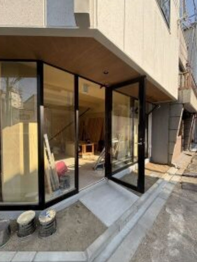 大阪市西区本田２丁目の店舗事務所のエントランス