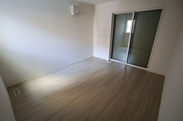 《仲介手数料無料》練馬区関町北５丁目15-10(2号棟)新築一戸建てリナージュの洋室|撮影日 2025年9月25日 15:00 晴れ