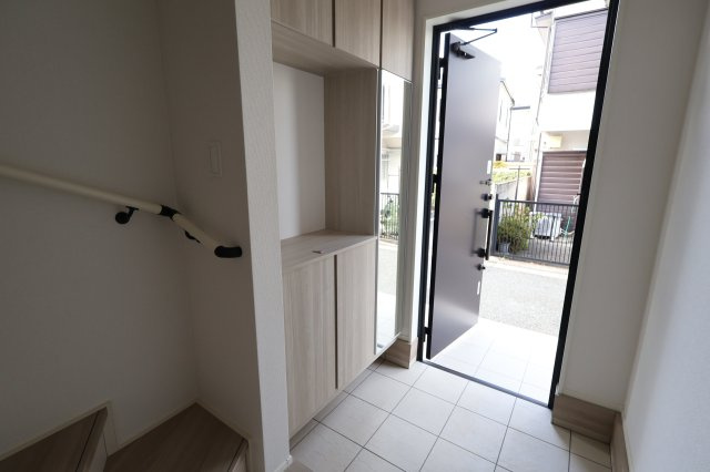 《仲介手数料無料》練馬区関町北５丁目15-10(2号棟)新築一戸建てリナージュの玄関|撮影日 2025年9月25日 15:00 晴れ