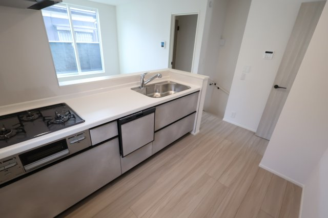 《仲介手数料無料》練馬区関町北５丁目15-10(2号棟)新築一戸建てリナージュのキッチン|撮影日 2025年9月25日 15:00 晴れ