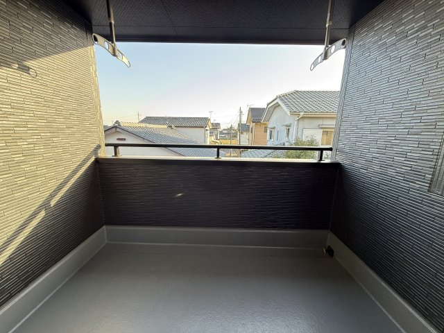 リーブルガーデンS前橋市鶴光路町　2号棟のバルコニー|陽当たり良好なインナーバルコニーです。布団もゆったり干せる広さがあります。