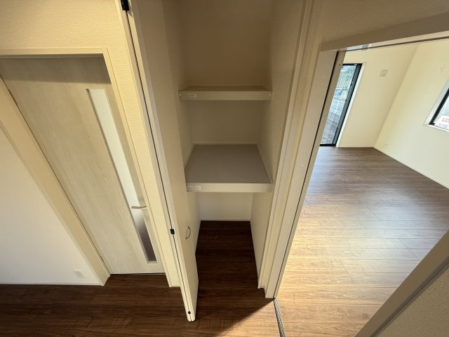 リーブルガーデンS前橋市鶴光路町　2号棟の玄関|収納もある使い勝手の良い玄関です