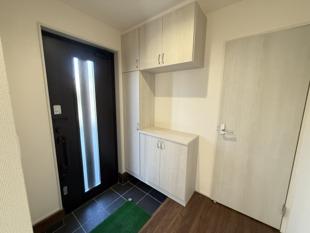 リーブルガーデンS前橋市鶴光路町　2号棟の玄関|玄関もキレイです。お掃除しやすいタイル敷！