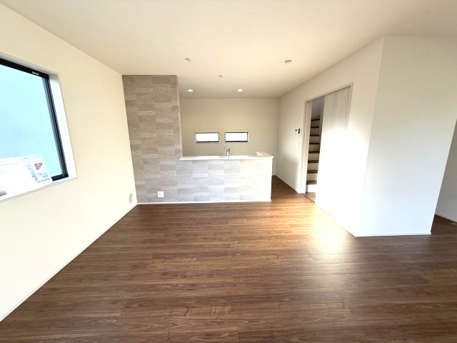 リーブルガーデンS前橋市鶴光路町　2号棟の居間・リビング|人気の対面式キッチンを配した空間はお好みの家具も合わせやすく、家族がくつろぐ快適な空間造りをサポート。窓からは明るい陽光が差し込みます。