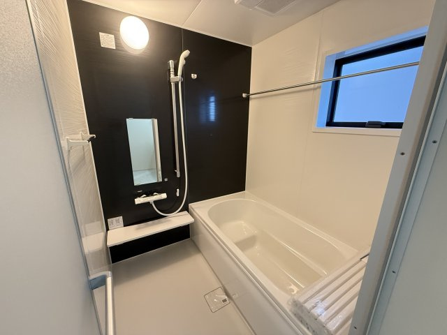 リーブルガーデンS前橋市鶴光路町　2号棟の浴室|１坪タイプのフルオートバスです！
足を延ばして入れる広さなので一日の疲れも癒されますよ♪
室内物干しや浴室乾燥機もあるのでお天気の悪い日にはランドリースペースとしてもご利用できます！
