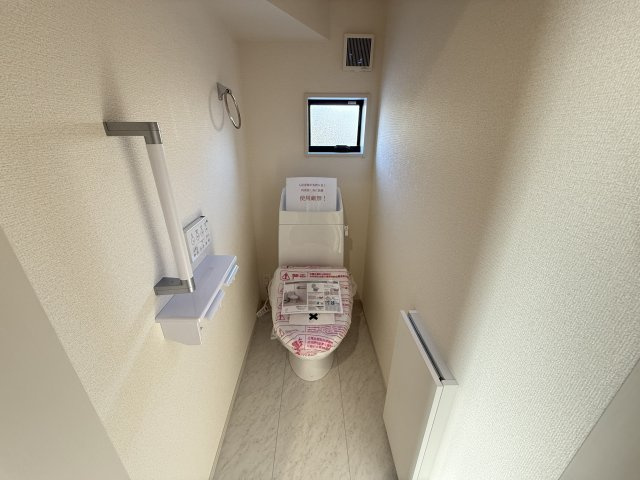 リーブルガーデンS前橋市鶴光路町　2号棟のトイレ|1階トイレです。清潔感のある白を基調としています。
温水洗浄・便座暖房機能の付いた快適なトイレです☆