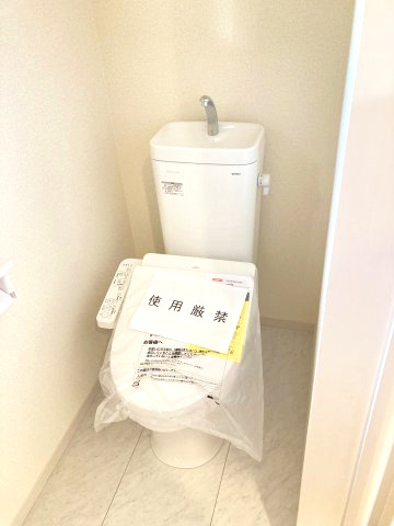 リーブルガーデンS前橋市鶴光路町　2号棟のトイレ|2階トイレです。清潔感のある白を基調としています。