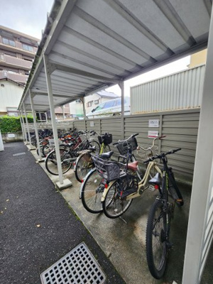 【駐輪場】 | ヴェール牛田 | 屋根付き駐輪場　雨の日も濡れるのが軽減しますね
