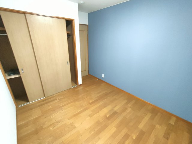 下都賀郡野木町大字友沼-4 リフォーム物件　の洋室|〇2階洋室　5.5帖〇
バルコニーに面した洋室は日当たり良好です。たっぷりの収納スペースで住空間もスッキリ広々！
2025年8月撮影