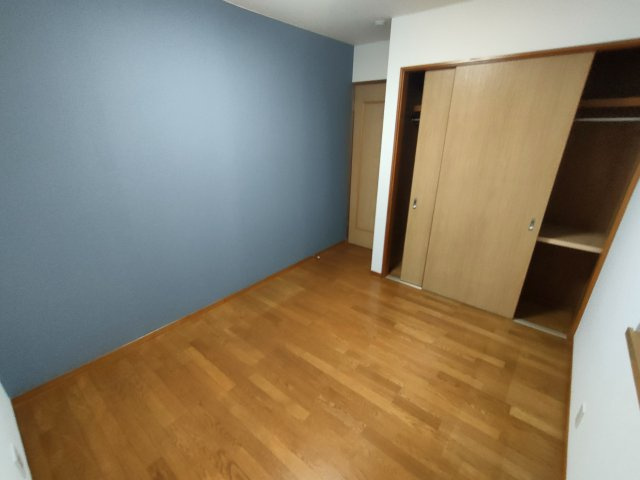 下都賀郡野木町大字友沼-4 リフォーム物件　の洋室|〇2階洋室　5.5帖〇
アクセントクロスがお洒落な洋室。クローゼット付きで大切なお洋服もしっかり収納できます♪
2025年8月撮影