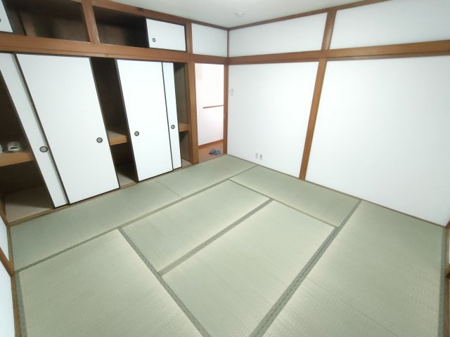 下都賀郡野木町大字友沼-4 リフォーム物件　の和室|〇2階和室　8帖〇
2階にも広々和室がございます（＾＾）急な来客やお泊りに来られた方へのお部屋としても使えます♪
2025年8月撮影