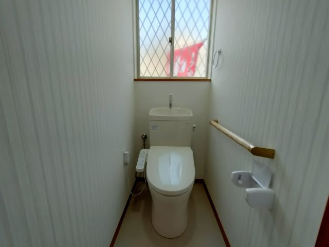 下都賀郡野木町大字友沼-4 リフォーム物件　のトイレ|〇トイレ〇
うれしい手すり＆タオル掛け付きトイレ♪新品交換済み、温水洗浄便座です。
2025年8月撮影