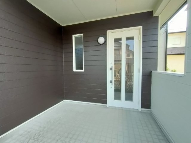 下都賀郡野木町大字友沼-4 リフォーム物件　の玄関|〇玄関〇
広々とした外の玄関では玄関前が屋根になっておりますので、降雨時も急ぐ必要がありません♪
2025年8月撮影