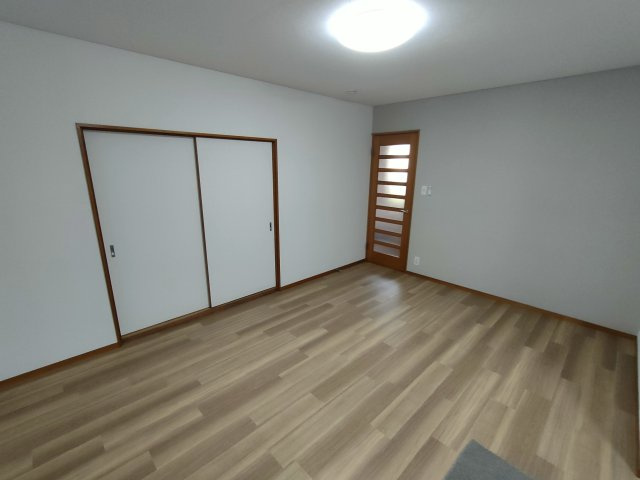 下都賀郡野木町大字友沼-4 リフォーム物件　の洋室|〇リビング〇
落ち着きのある木目調のリビング。
2025年8月撮影