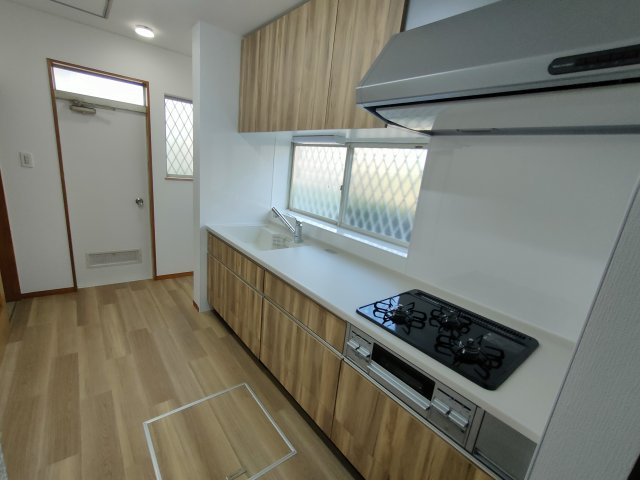 下都賀郡野木町大字友沼-4 リフォーム物件　のキッチン|〇キッチン〇
リフォーム済みシステムキッチン♪窓付きで手元は明るく（＾＾）勝手口があるので、買い物帰りやゴミ出しの際に便利です！
2025年8月撮影