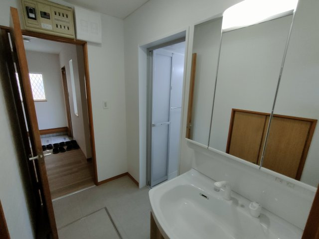 下都賀郡野木町大字友沼-4 リフォーム物件　の独立洗面台|〇洗面所〇
リフォーム済みのきれいな洗面台！気持ちよく朝の身支度ができます（＾＾）
2025年8月撮影