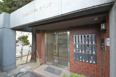 【エントランス】 | ゴールデングリタ豊中上野 | サイトに掲載されていない箇所の写真、撮影してお届けさせて頂きます！気になる物件で、見たい部分の画像が無い場合は、弊社スタッフまでご連絡下さいませ。お客様の気になる箇所を、カメラにて撮影して参ります！