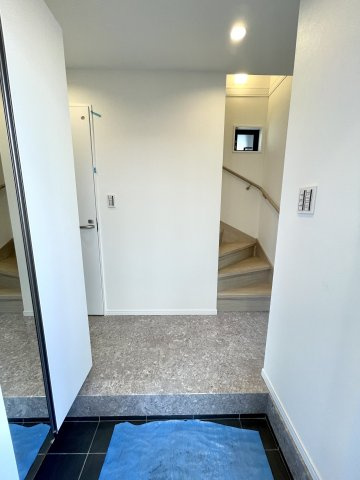 ＜LIBERi リーベリー＞練馬区小竹町2丁目　希少エリア　限定1棟の玄関