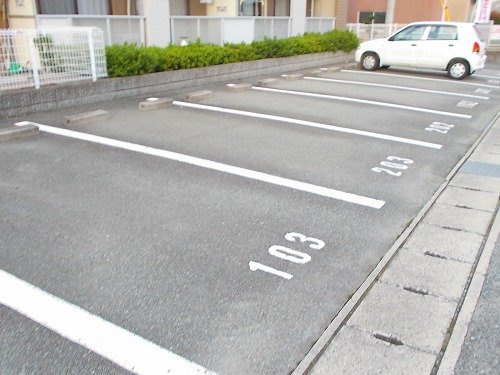 シャルマン今宿の駐車場