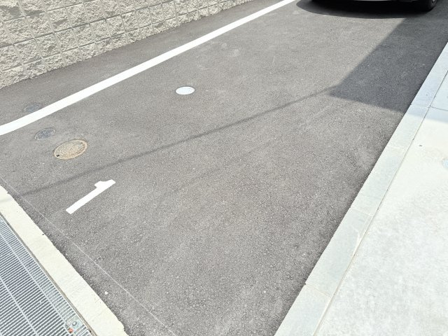 アルバ西岡本の駐車場