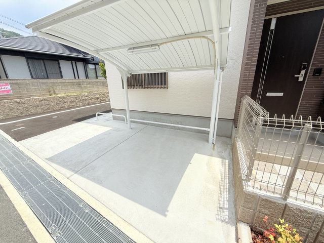 アルバ西岡本の駐車場