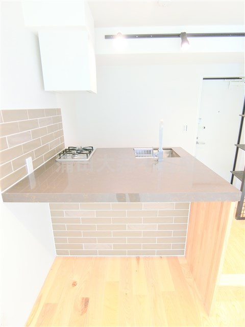 trias541のキッチン|2口ガスキッチン　食事やテレワークなどのPCデスクとしても利用可能な大きなカウンター！