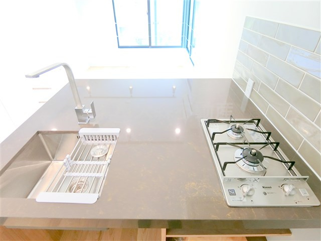 trias541のキッチン|2口ガスキッチン　食事やテレワークなどのPCデスクとしても利用可能な大きなカウンター！