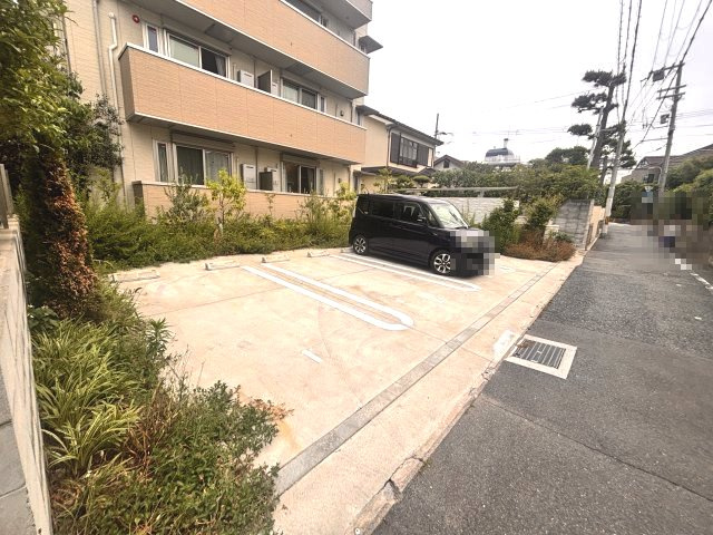 Raffinato東灘の駐車場