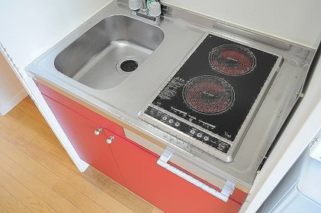 レオパレスサンライズのキッチン|2口コンロでお料理の幅も広がります。