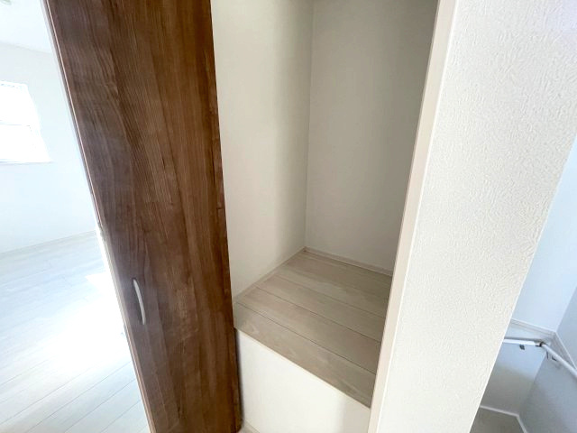 佐伯区坪井1丁目　№35715の収納|2階廊下収納