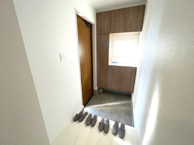 佐伯区坪井1丁目　№35715の玄関|明るい玄関です。